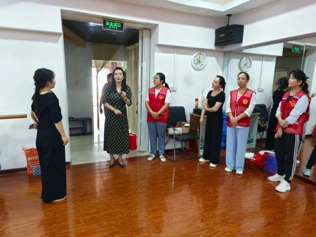 廣場(chǎng)舞輔導(dǎo)下基層 文化服務(wù)惠民生——渭南市文化藝術(shù)中心深化基層輔導(dǎo)工作紀(jì)實(shí)